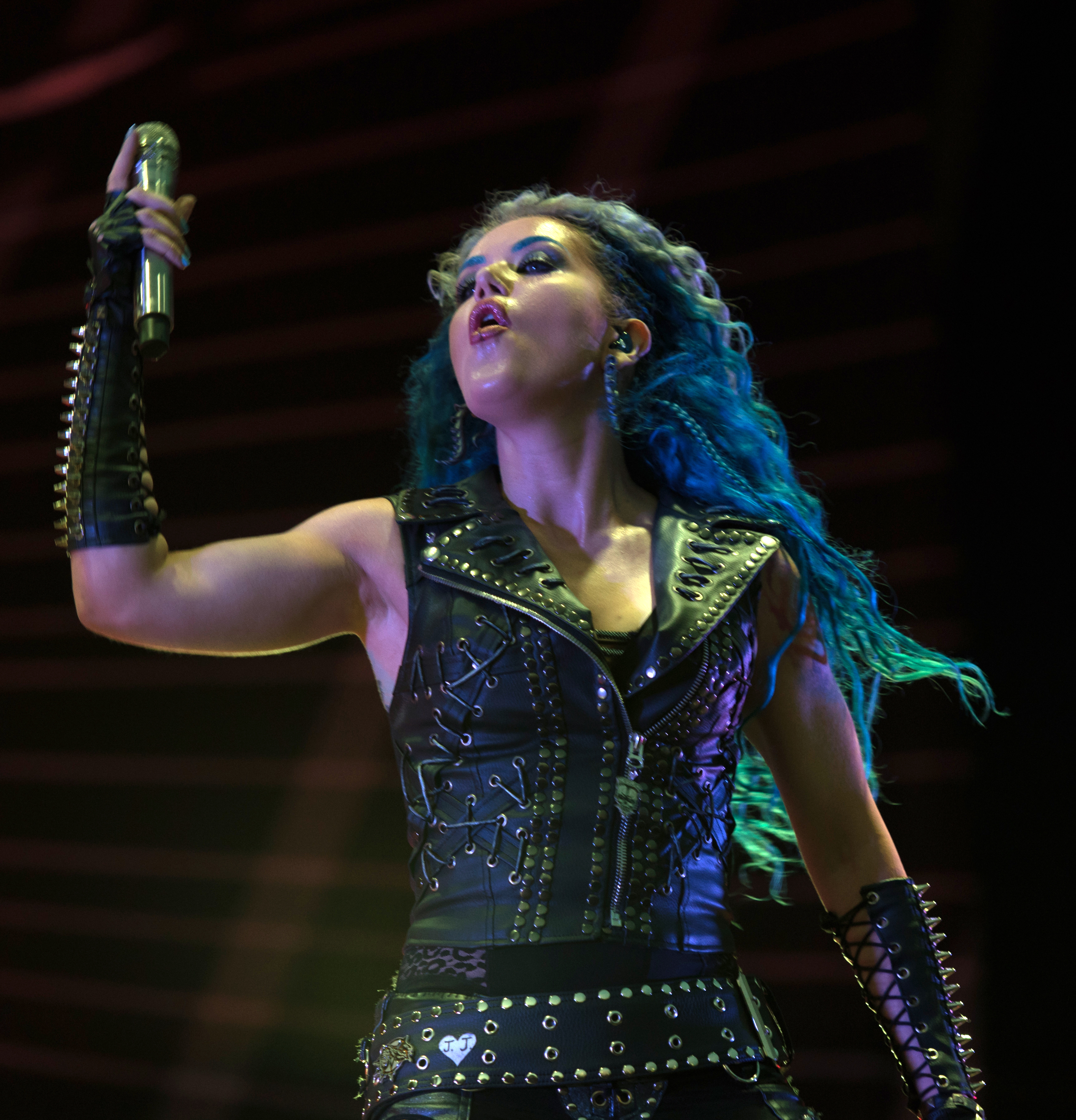 ALISSA WHITE-GLUZ каже, що була «здивована», що фанати не дізналися про її співпрацю з DRAGONFORCE раніше