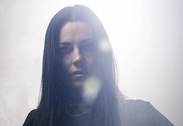 EVANESCENCE's Amy Lee On Women In Metal: 'The Rock And Metal Sisterhood Is Amazing'
