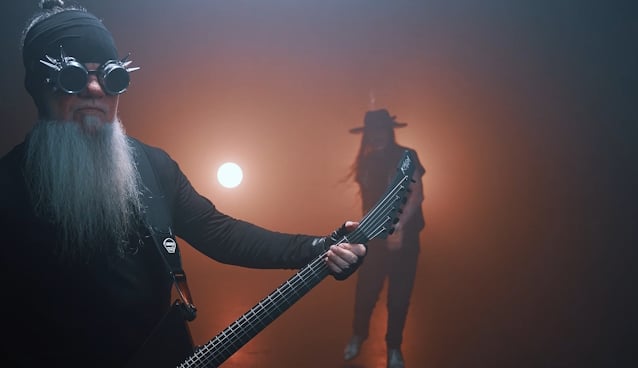 Грег Трібетт із MUDVAYNE запускає DEAD WYTE і дебютний сингл «Mother Trucker»