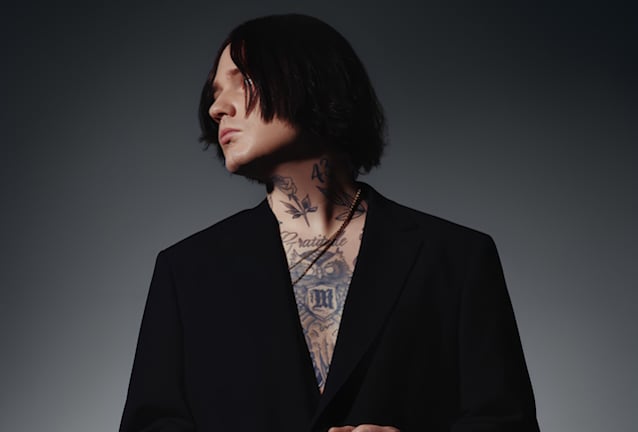 Колишній вокаліст ASKING ALEXANDRIA Denis Stoff повертається з новим синглом DRAG ME OUT