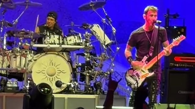 GODSMACK Recruits Ex-DREAM THEATER Drummer MIKE MANGINI After Tour Shake-Up