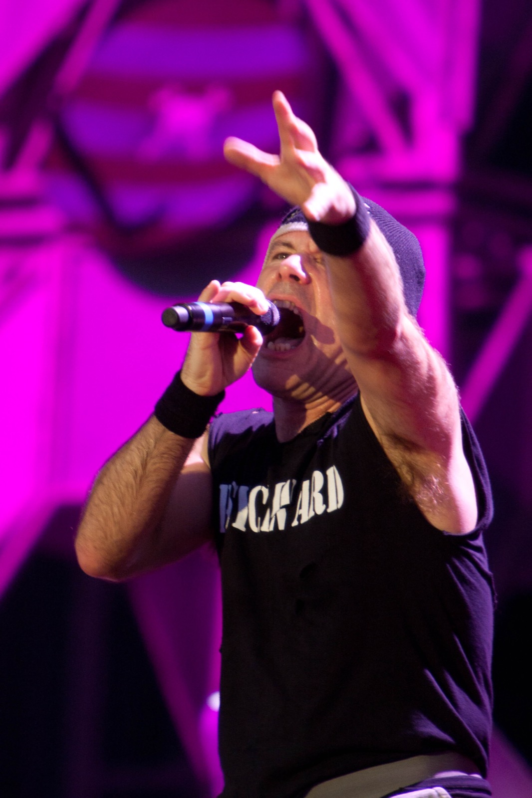 IRON MAIDEN зроблять стоячу зону вільною від телефонів на концерті в Парижі для фільму туру «Run For Your Lives»