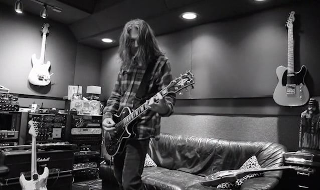 JOE HOLMES випустив дебютний сольний альбом за участі ROBERT TRUJILLO та MIKE BORDIN — присвята пам'яті OZZY