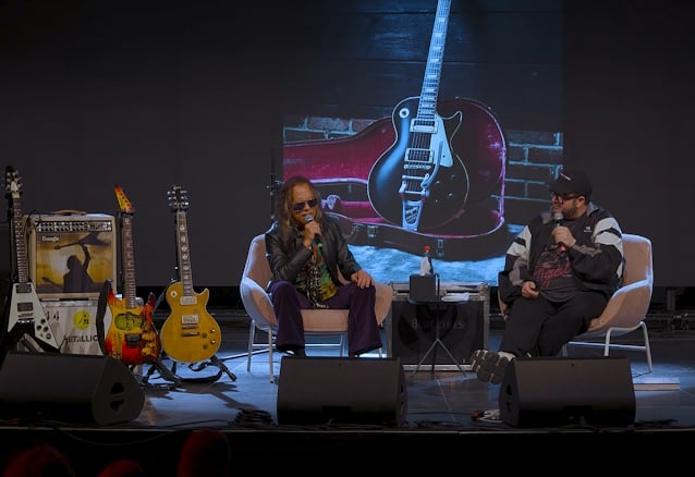METALLICA's KIRK HAMMETT Shares Video From Frankfurt 'The Collection: Live' Book Event