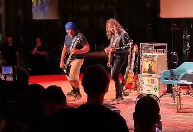 КІРК ГАММЕТ та РОБЕРТ ТРУХІЛЬЙО з METALLICA зіграли разом на книжковій презентації в Будапешті