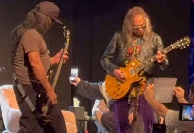 METALLICA's KIRK HAMMETT Hosts Frankfurt Guitar Book Event — ROBERT TRUJILLO Joins For Surprise Jam