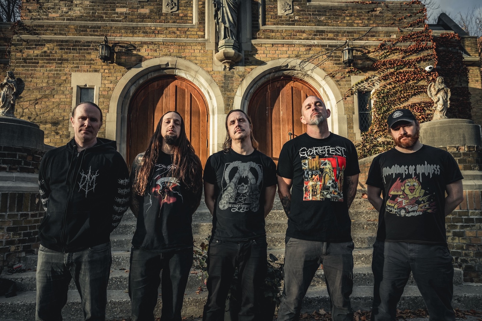 Гурт PSYCROPTIC на сходах цегляного собору — фото Rae Chatten