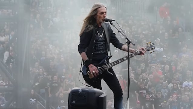 Rex Brown On Three And A Half Years Opening For METALLICA: 'It's Like A Doughnut In The Middle Of A Stadium'